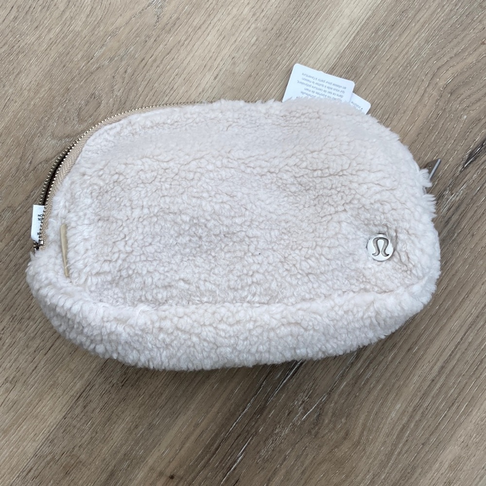 Lululemon Everywhere Belt Bag Fleece in Natural/Beige NWT